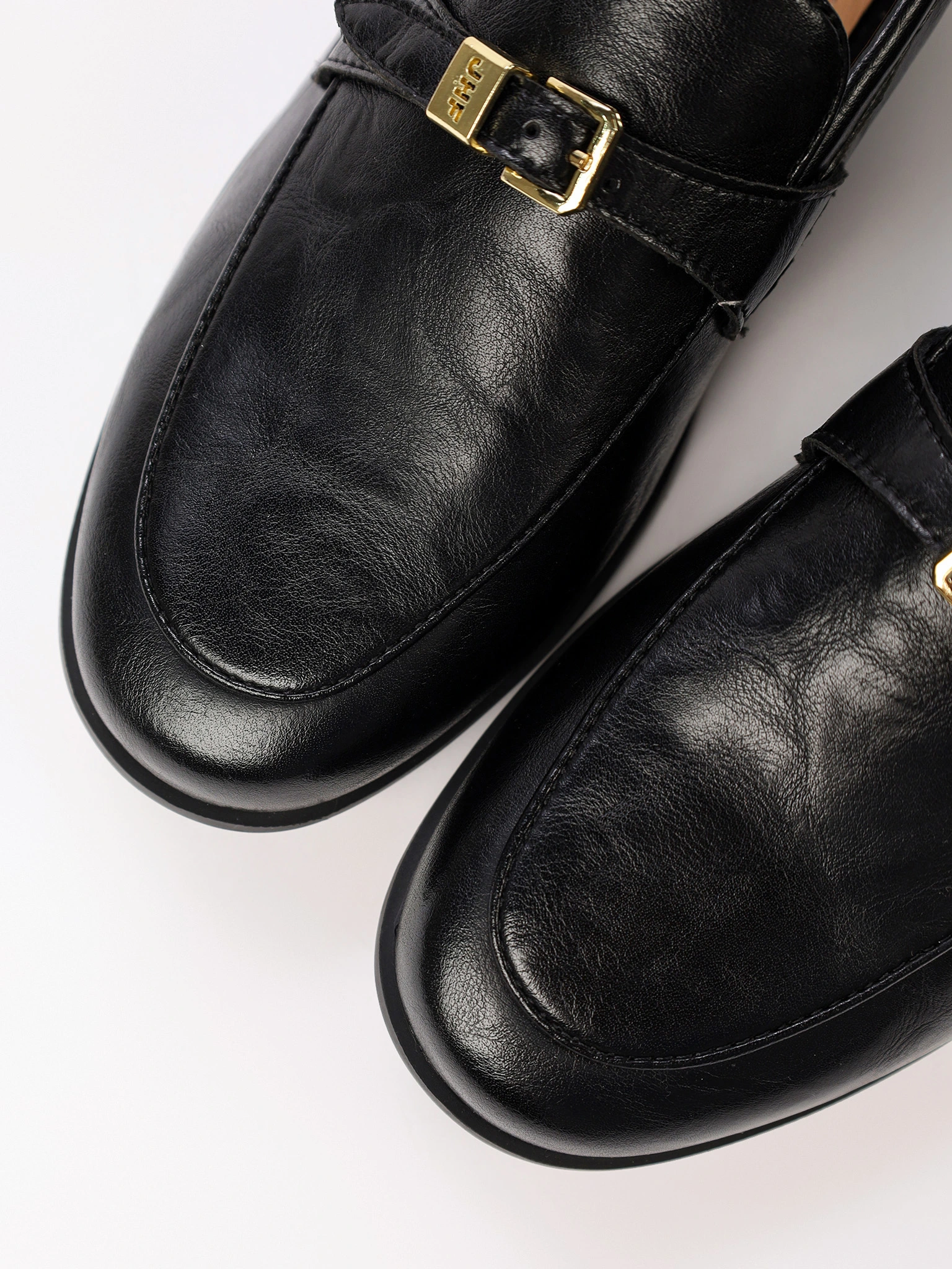 Лоферы черного цвета на венском каблуке